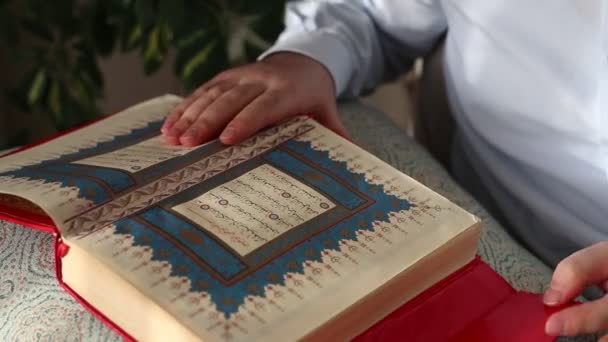 Alcorão de leitura na mesquita — Vídeo de Stock