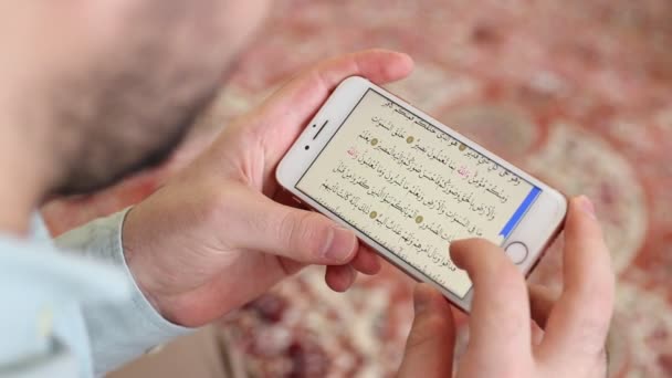 Muzułmańskie czytanie Mobilny Koran w Meczecie — Wideo stockowe