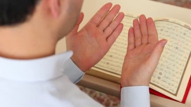 Mescid-i Haram 'da Elle Müslüman Namaz