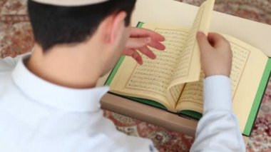 Müslüman İslam Kutsal Kitabı okuyor