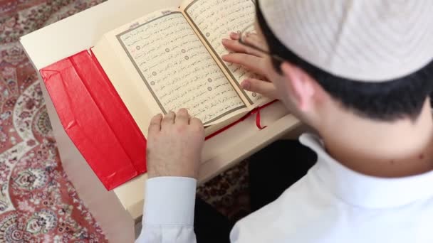 Reading Quran in Mosque — Stock Video