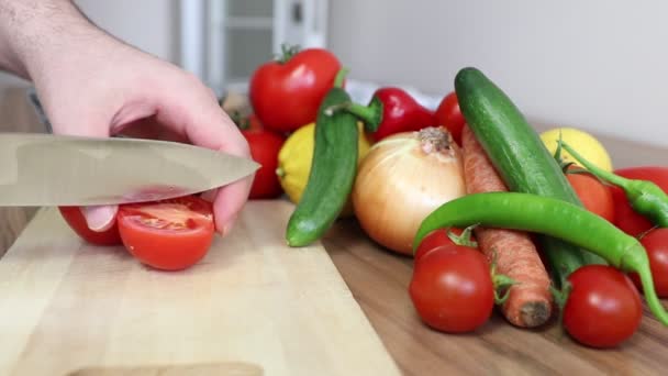 Создание салатной кухни — стоковое видео