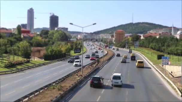 Autosnelweg door de stad — Stockvideo