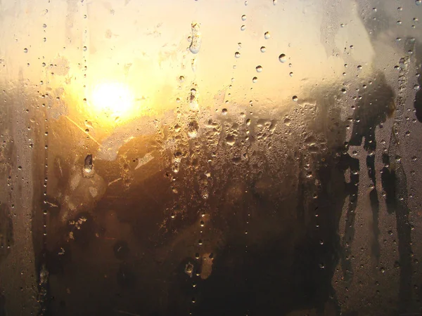      Buğulu-up pencere arka planı yükselen güneş sonbaharda cam                          