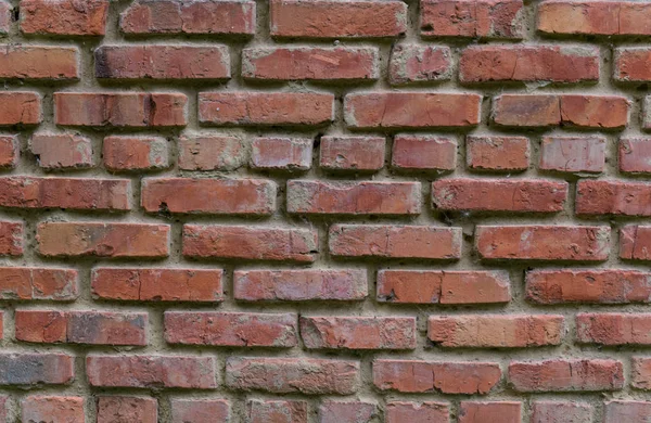 Çevrenin etkisi altında eski tuğla