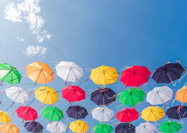 Neşeli bir ruh hali oluşturmak için gökyüzüne kapsayan şemsiye, asılı renkli ekran.