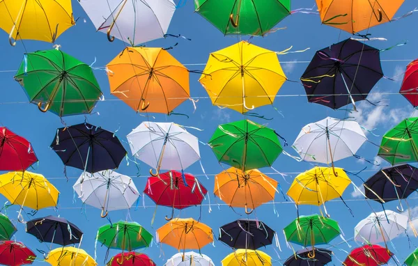 Farbenfrohe Darstellung Hängender Regenschirme Die Den Himmel Bedecken Eine Festliche — Stockfoto