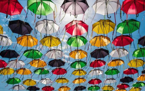 Farbenfrohe Darstellung Hängender Regenschirme Die Den Himmel Bedecken Eine Festliche — Stockfoto