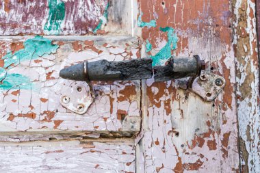 Çevrenin etkisi altında kırık boya ile eski bir ahşap yüzey