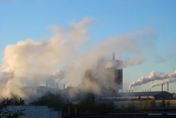 Καπνοσύριγγες Της Χημικής Βιομηχανίας Κατά Γαλάζιο Του Ουρανού — Φωτογραφία Αρχείου