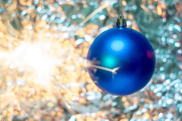 Bola Natal Azul Fundo Iluminação Festiva Com Efeito Bokeh — Fotografia de Stock