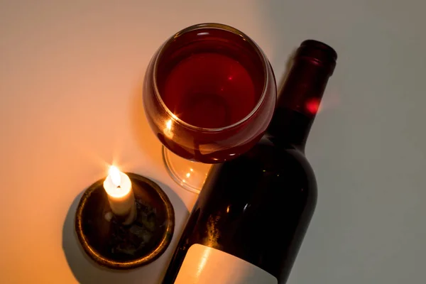 Una Copa Una Botella Vino Tinto Junto Una Vela Encendida —  Fotos de Stock