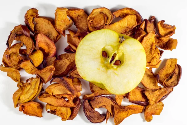 Kurutulmuş elma ve beyaz arka plan üzerinde taze elma