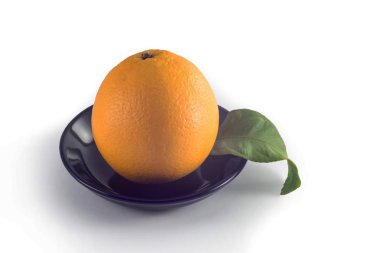 Beyaz bir arka plan üzerinde siyah bir tabak turuncu