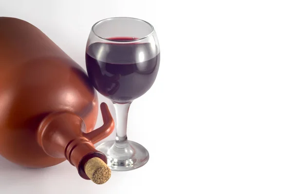 Ein Glas Rotwein Neben Einer Flasche Wein Auf Weißem Hintergrund — Stockfoto