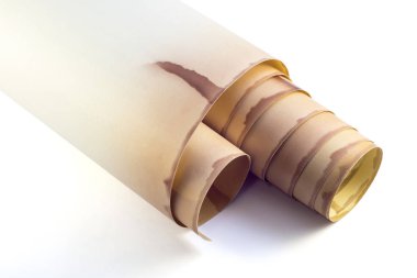 Kağıt, beyaz bir arka plan üzerinde eski bir kaydırma şeklinde yapılan