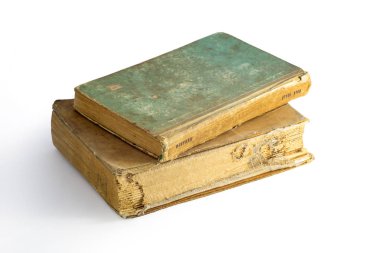 Beyaz bir arka plan üzerinde kırık kapakları olan eski kitaplar
