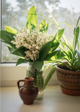Zambak vadideki bir cam kenarında kavanoz