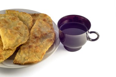 Bir fincan kahve ve kavrulmuş poğaçası (bir tabak Kuzey Kafkas mutfağı Servis Kahvaltı)