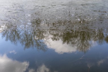 Açık güneşli bir bahar Nehri üzerinde buz erime