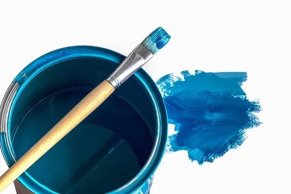 Blauwe Verf Kan Kunst Penseel Witte Achtergrond — Stockfoto
