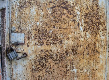 Kapalı bir nesneye boyanmamış metal kapı