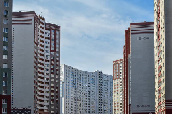 傍晚与天空对抗的高层建筑 — 图库照片