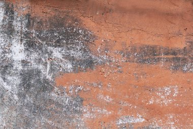 Arka plan olarak binanın boyalı beton tabanı