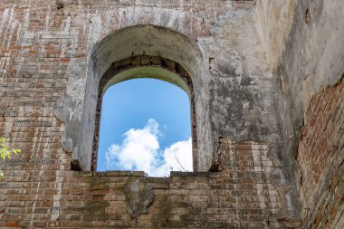 19. yüzyılın sonlarında inşa edilmiş ve Sovyet döneminde yıkılan eski bir erkek manastırın kalıntıları