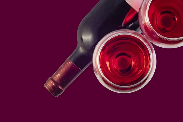 Dos Copas Con Vino Tinto Una Botella Vino Sobre Fondo —  Fotos de Stock