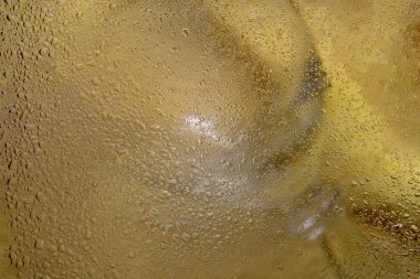 Renkli soyut arka plan. Bardak üzerine su damlaları arkasında Boş şarap bardağı.