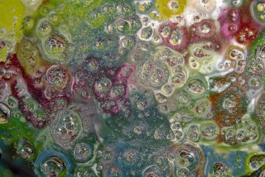 Cam üzerine su damlaları ile renkli soyut arka plan