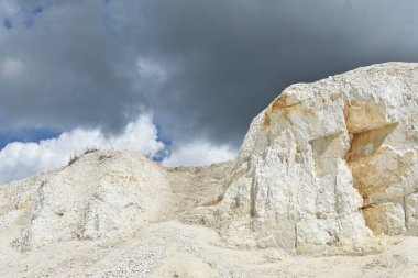 Kretase dağları, deniz hayvanlarının iskeletkalıntıları. Geçmişte tebeşir dağları, dinozorlar yaşarken, deniz tabanı. Şimdi güzel bir manzara.