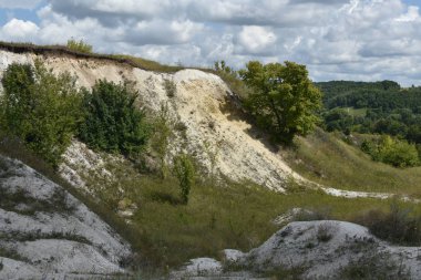 Kretase dağları, deniz hayvanlarının iskeletkalıntıları. Geçmişte tebeşir dağları, dinozorlar yaşarken, deniz tabanı. Şimdi güzel bir manzara.