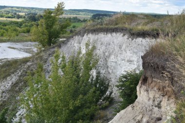Kretase dağları, deniz hayvanlarının iskeletkalıntıları. Geçmişte tebeşir dağları, dinozorlar yaşarken, deniz tabanı. Şimdi güzel bir manzara.
