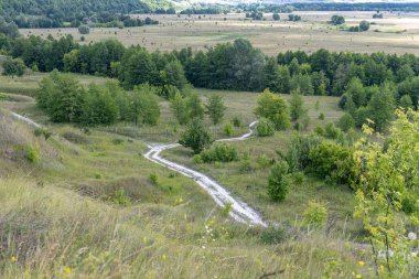 Kretase dağları, deniz hayvanlarının iskeletkalıntıları. Geçmişte tebeşir dağları, dinozorlar yaşarken, deniz tabanı. Şimdi güzel bir manzara.