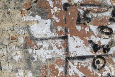 Grunge arka plan dokusu. Yıkılmış bir duvarda grafiti kalıntıları. Eski duvarın yüzeyi. Eski boya soyma ile cephenin eski çöken yüzeyi.