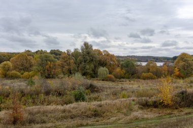 Bulutlu bir günde doğanın sonbahar hali