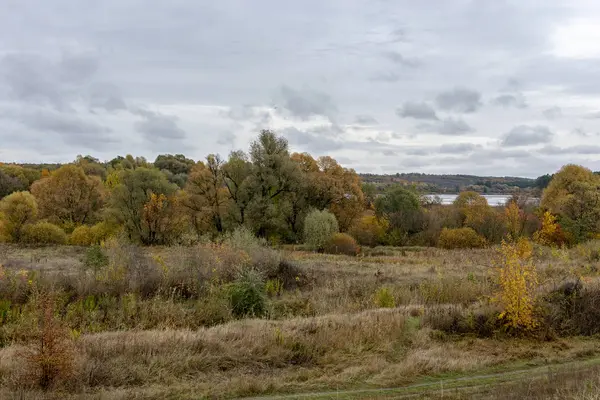 Bulutlu bir günde doğanın sonbahar hali