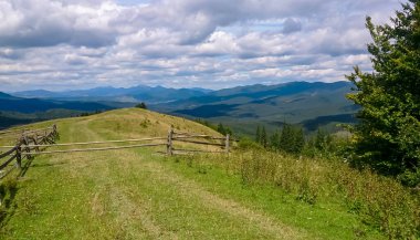 Güneşli bir günde Karpat Dağları manzarası.