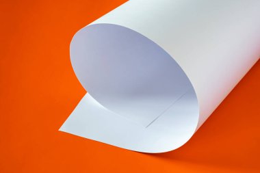 Turuncu zemin üzerinde büyük bir format beyaz kağıt.