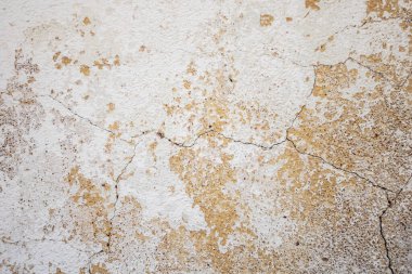 Duvardaki alçı ve boyayı nötr, sakin ve soyut bir arka plan olarak soyuyorlar..