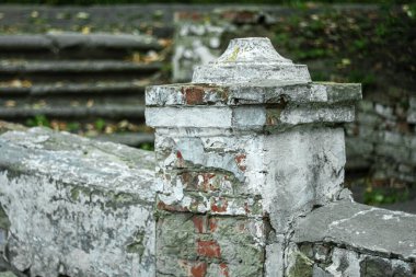 Sonbaharın başlarında parktaki eski harap basamaklar.
