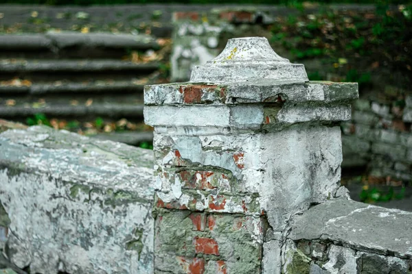 Sonbaharın başlarında parktaki eski harap basamaklar.