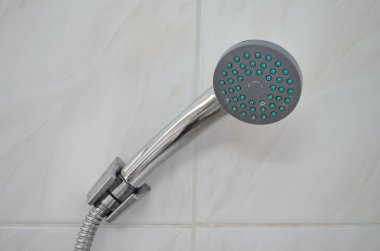 Banyoda, eski banyo musluk sıhhi tesisat