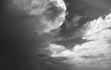 Bir fırtına bulutu yarım gökyüzü kaplı