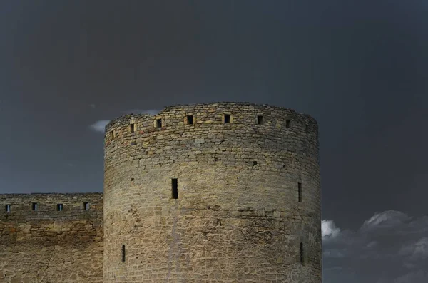 Una Antigua Torre Ladrillo Sobre Fondo Cielo Sombrío Misteriosa Torre — Foto de Stock