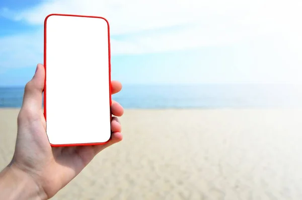 Mano Sostiene Teléfono Fondo Playa Espacio Para Texto — Foto de Stock