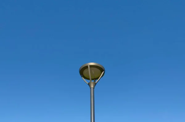 Pouliční Lampa Proti Jasné Obloze Minimalismus — Stock fotografie
