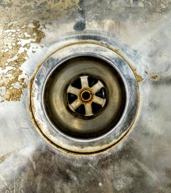 Eski metal lavaboya. Sıhhi tesisat kirli, banyoda kalıp